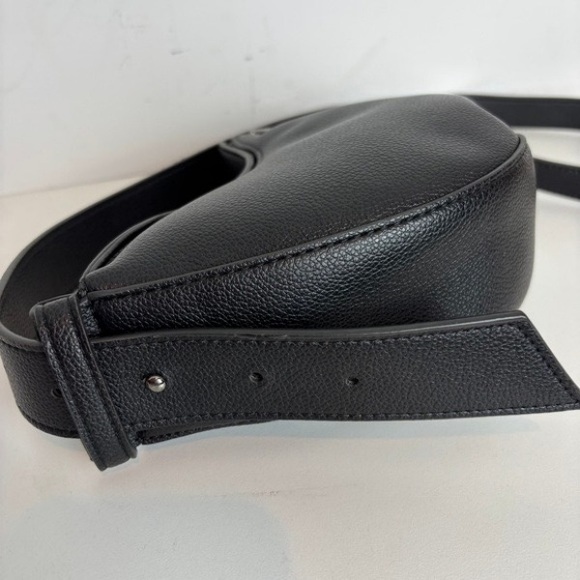 Elegant Black Leather Shoulder Bag - Picture 3 of 5